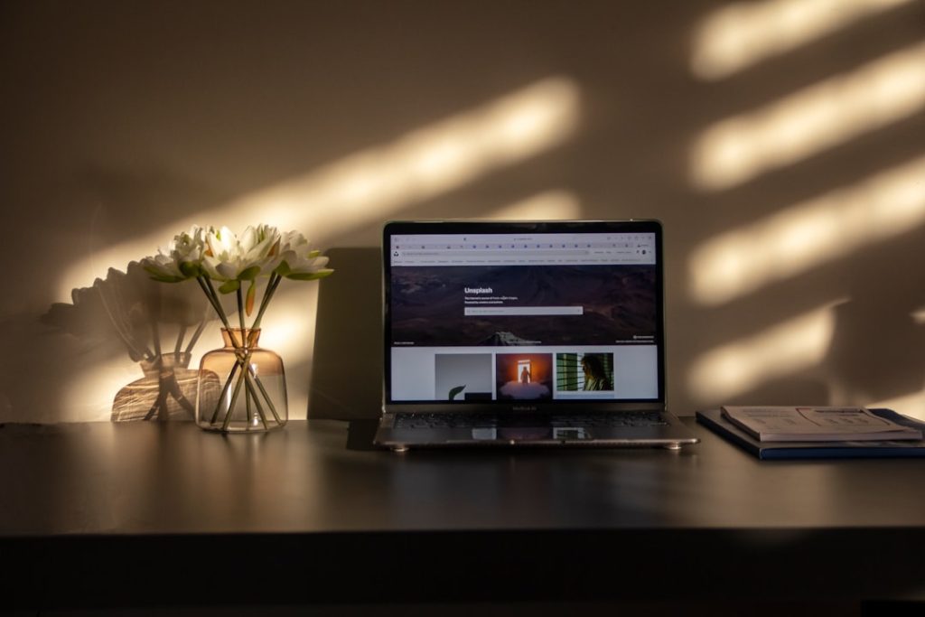 a-laptop-on-a-desk-ogamsy-lfk0
